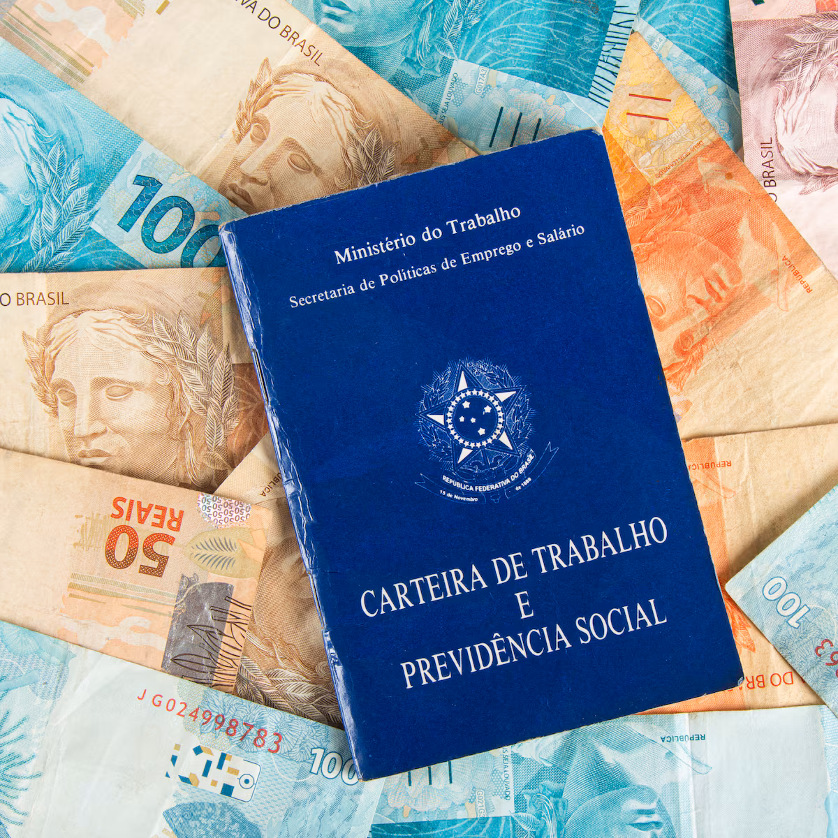 Carteira de Trabalho e Previdência Social sobre cédulas de real